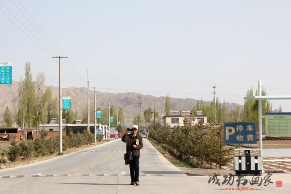 湖州美协主席冯汉江张掖丹霞地貌风景区现场写生