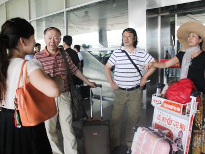 画家杨循、孟夏、武海成乘机抵兰