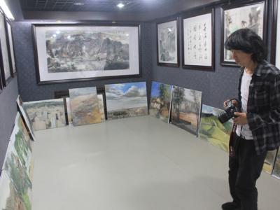 兰州画院副院长裴林安参观油画写生展