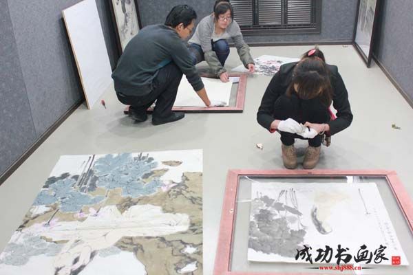 兰州成功美术馆画家日前布展忙