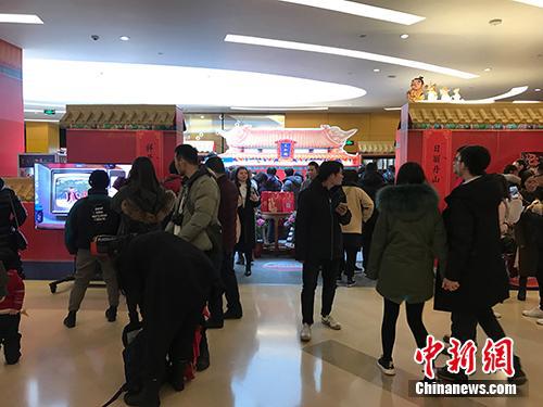 快闪店吸引不少人关注。“故宫食品?朕的心意”供图