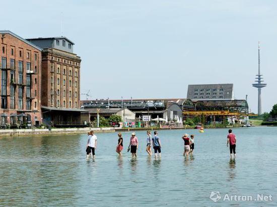 明斯特雕塑展作品 Ayse Erkmen 《On Water》 2017 （图片来自网络）